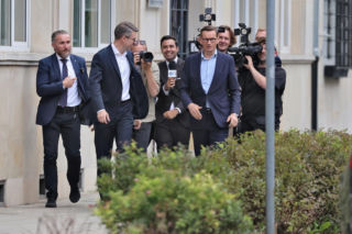 Zamiast na Nowogrodzkiej, Morawiecki i jego stronnicy spotkali się przy Konopnickiej. Były cukierki dla dziennikarzy