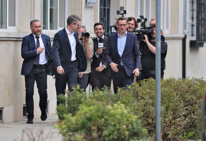 Zamiast na Nowogrodzkiej, Morawiecki i jego stronnicy spotkali się przy Konopnickiej. Były cukierki dla dziennikarzy