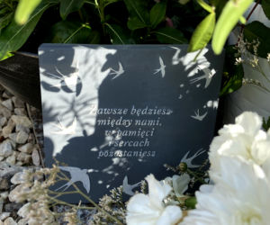 Grób Moniki Sz. (+23 l.) na cmentarzu w Jeleniewie rok po tragicznej śmierci