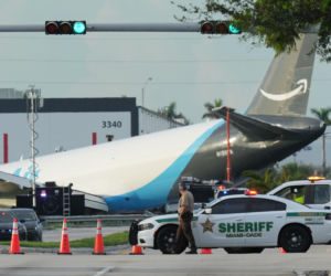 Samolot zjechał z pasa, taranował auta! Ofiary i ranni