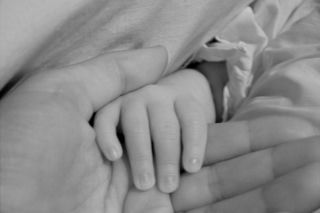 Gdańsk: Matka udusiła dwumiesięczną córeczkę i przyjechała ze zwłokami na komisariat. Nie pójdzie do więzienia