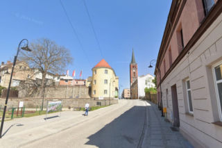 To jedno z najpiękniejszych miast na Dolnym Śląsku. Leży na skale 