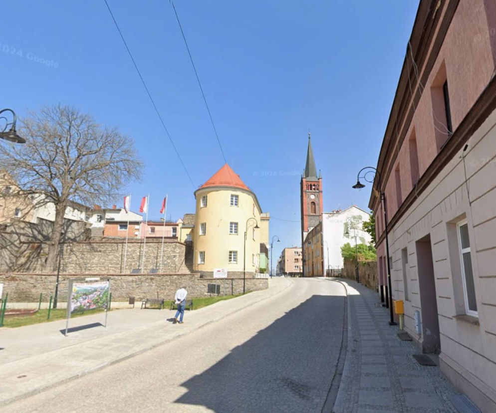To jedno z najpiękniejszych miast na Dolnym Śląsku. Leży na skale 