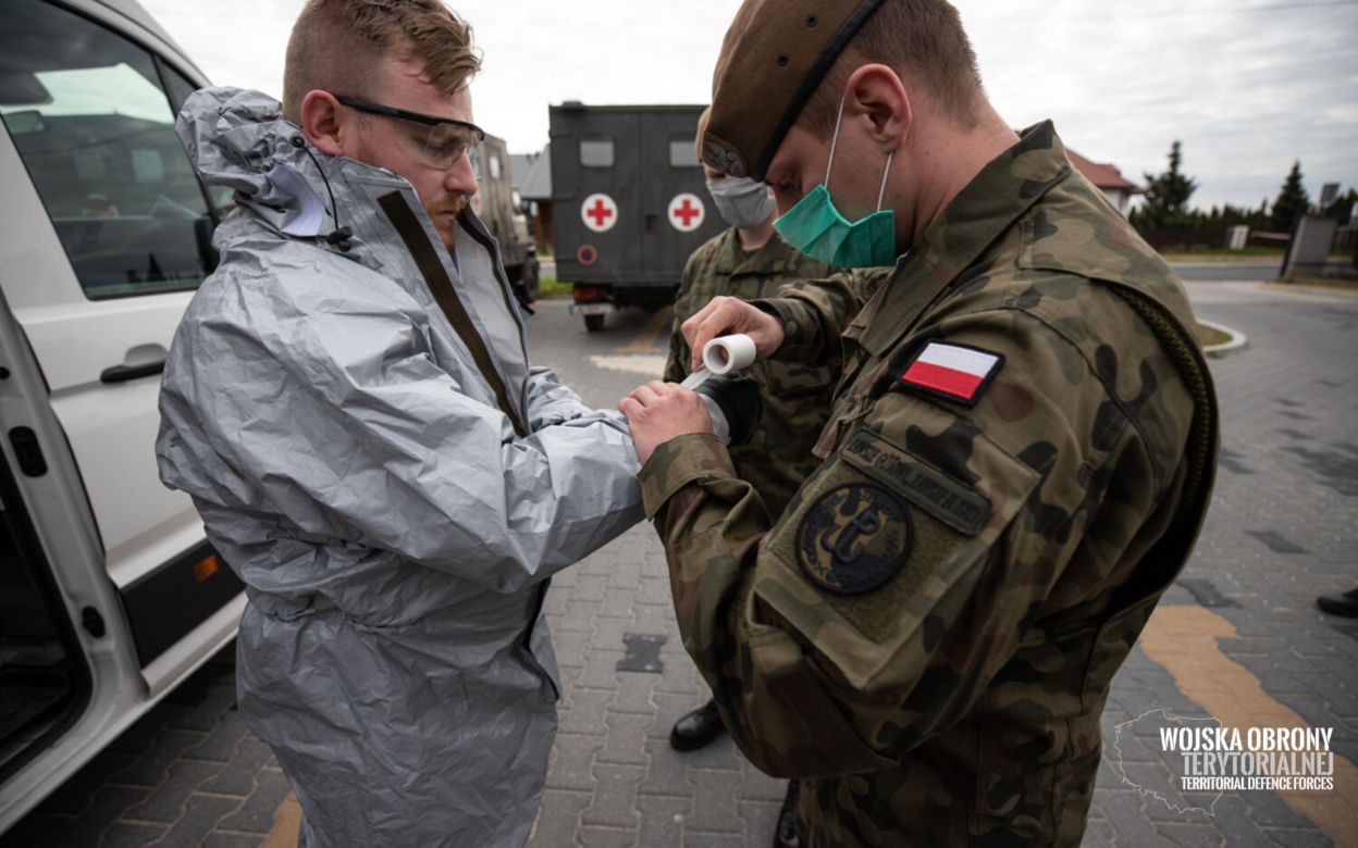 Żołnierze - chemicy wchodzą do DPSu w Kleszczowie. Rozpoczęła się dekontaminacja ośrodka! 