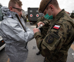 Żołnierze - chemicy wchodzą do DPSu w Kleszczowie. Rozpoczęła się dekontaminacja ośrodka! 