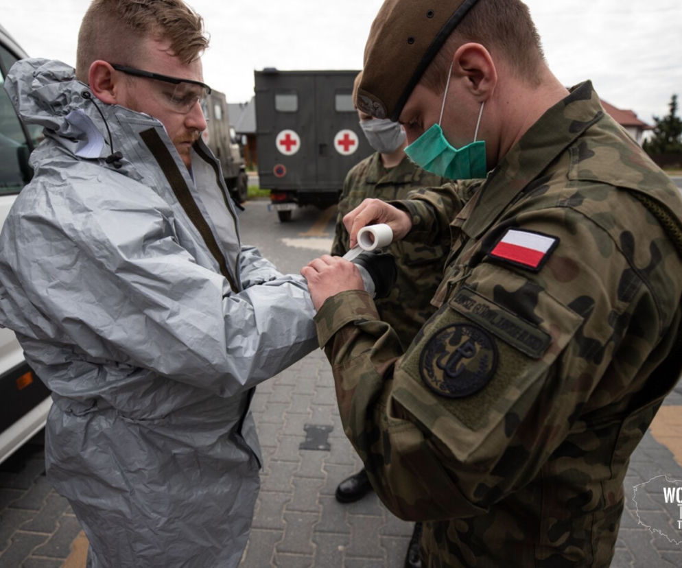 Żołnierze - chemicy wchodzą do DPSu w Kleszczowie. Rozpoczęła się dekontaminacja ośrodka! 