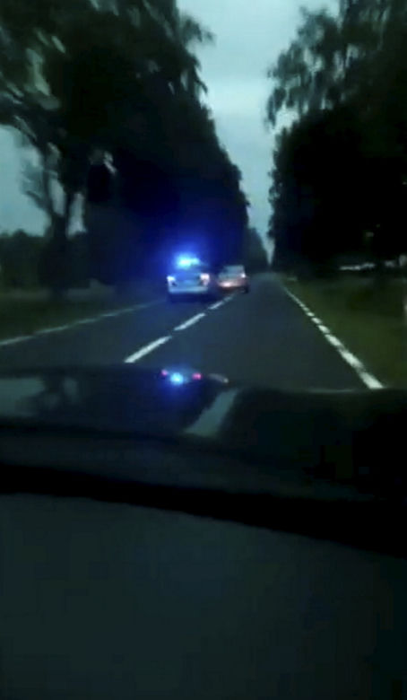 Polscy Bonnie i Clyde zatrzymani pod Sierpcem! W trakcie pościgu próbowali przejechać policjanta [ZDJĘCIA].