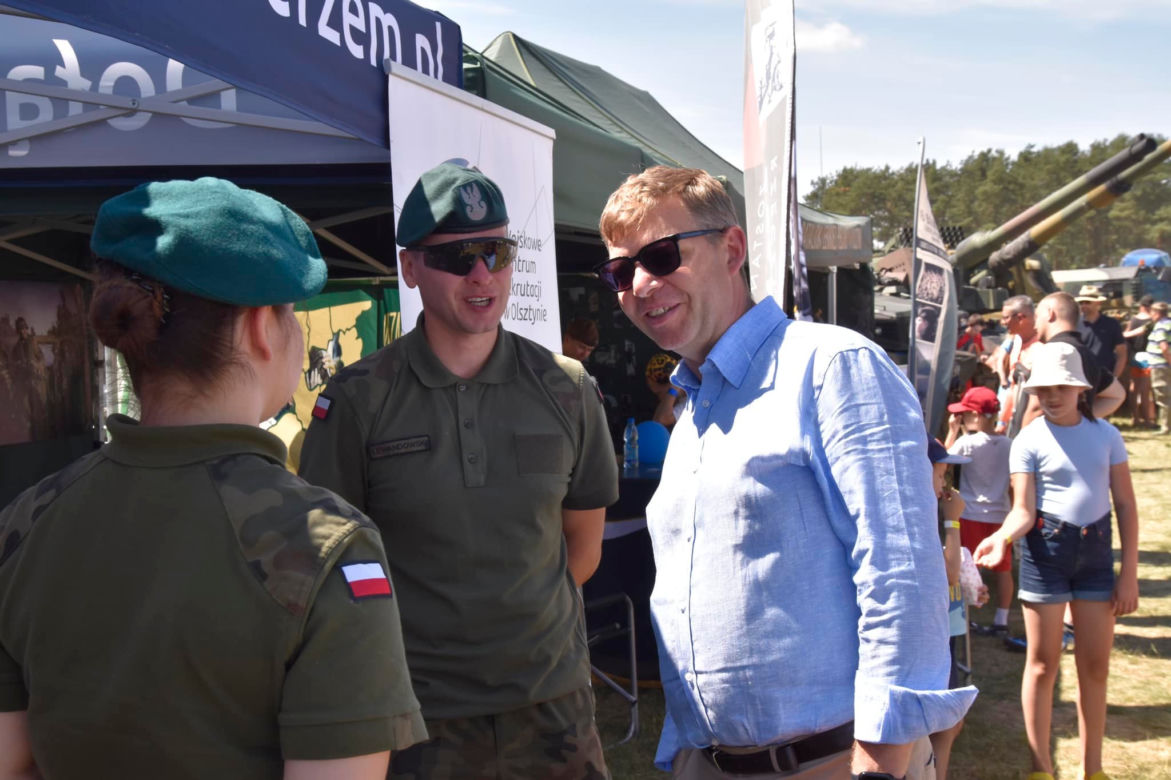 Rodzinny Piknik Lotniczy w Gryźlinach 2023. Lotnicy-akrobaci zachwycili publiczność