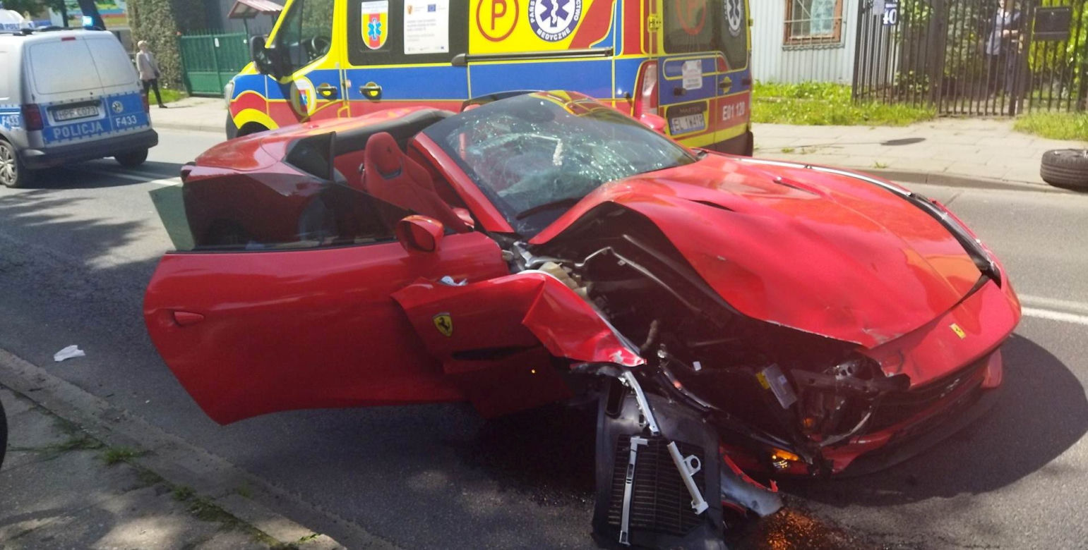 Wypadek ferrari w Piotrkowie Trybunalskim! Superauto rozbite na ul Wyzwolenia [ZDJĘCIA]