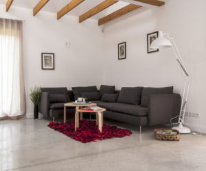 Szara sofa w aranżacji salonu