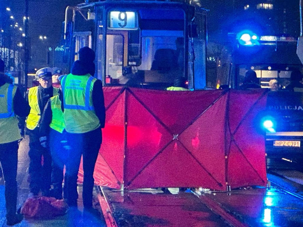 Staruszka wpadła pod tramwaj na przejściu dla pieszych! Tragedia w centrum