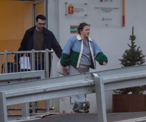 Olga Frycz wychodzi z dzieckiem ze szpitala