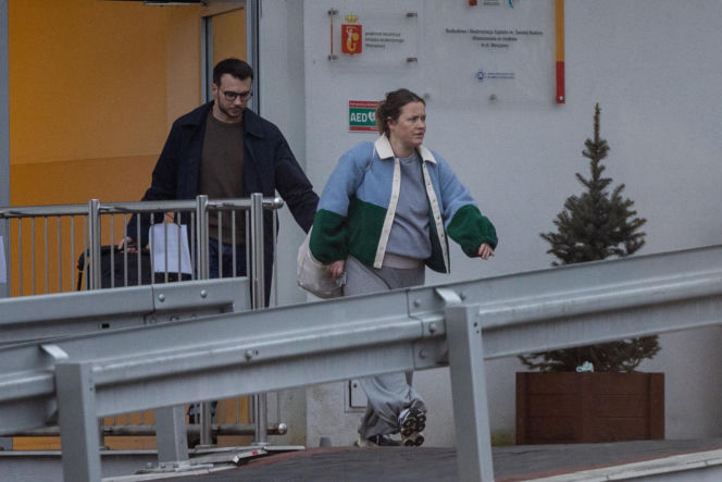 Olga Frycz wychodzi z dzieckiem ze szpitala