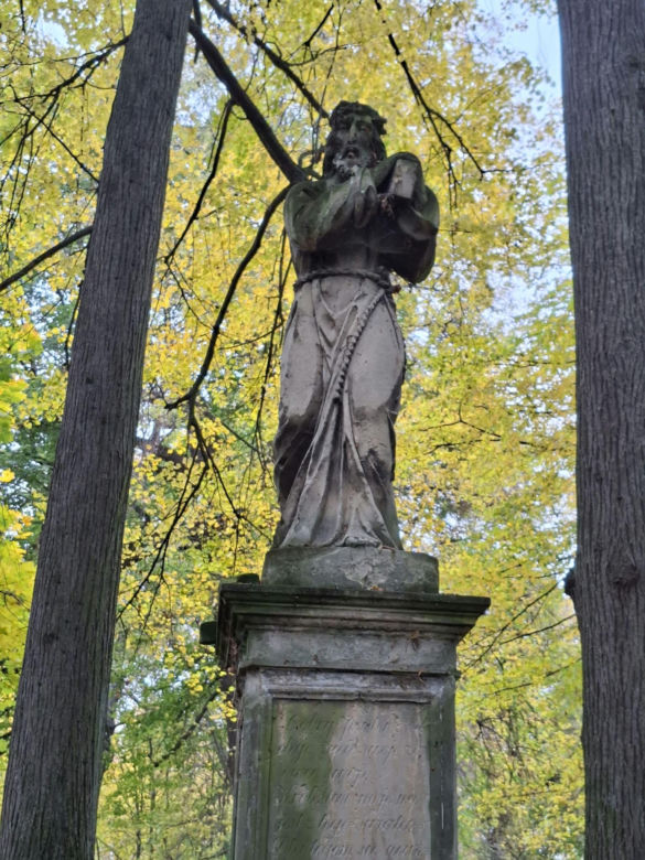 Ma ponad 125 lat i stoi obok dawnego dworu. Niezwykła figura w świętokrzyskiej wsi