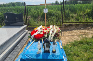 Zawadka. Smutny grób Adama T. Miał bić dzieci, a żonę gonić z siekierą. Zabił go własny syn [GALERIA]