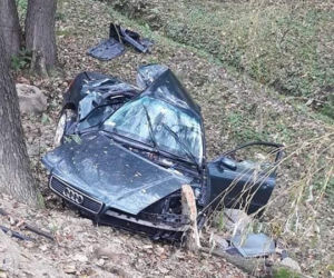 Libusza. Osobówka wypadła jezdni prosto na drzewo! W środku dwie zakleszczone osoby