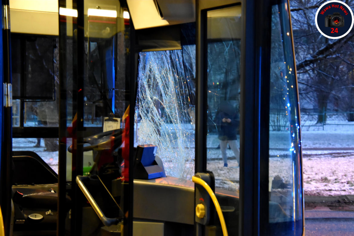 Zderzenie samochodu osobowego z autobusem. Dwoje dzieci w szpitalu