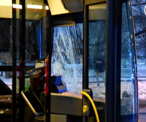 Zderzenie samochodu osobowego z autobusem. Dwoje dzieci w szpitalu