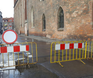 Ulica Świętojańska, która przylega do kościoła św. Mikołaja jest częściowo zamknięta