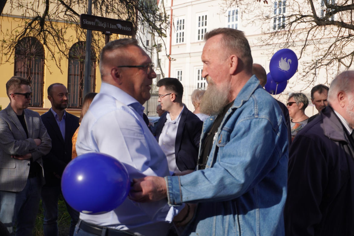 Henryk Łabędź spotkał się z mieszkańcami Tarnowa na skwerze Alicji i Jana Preiss