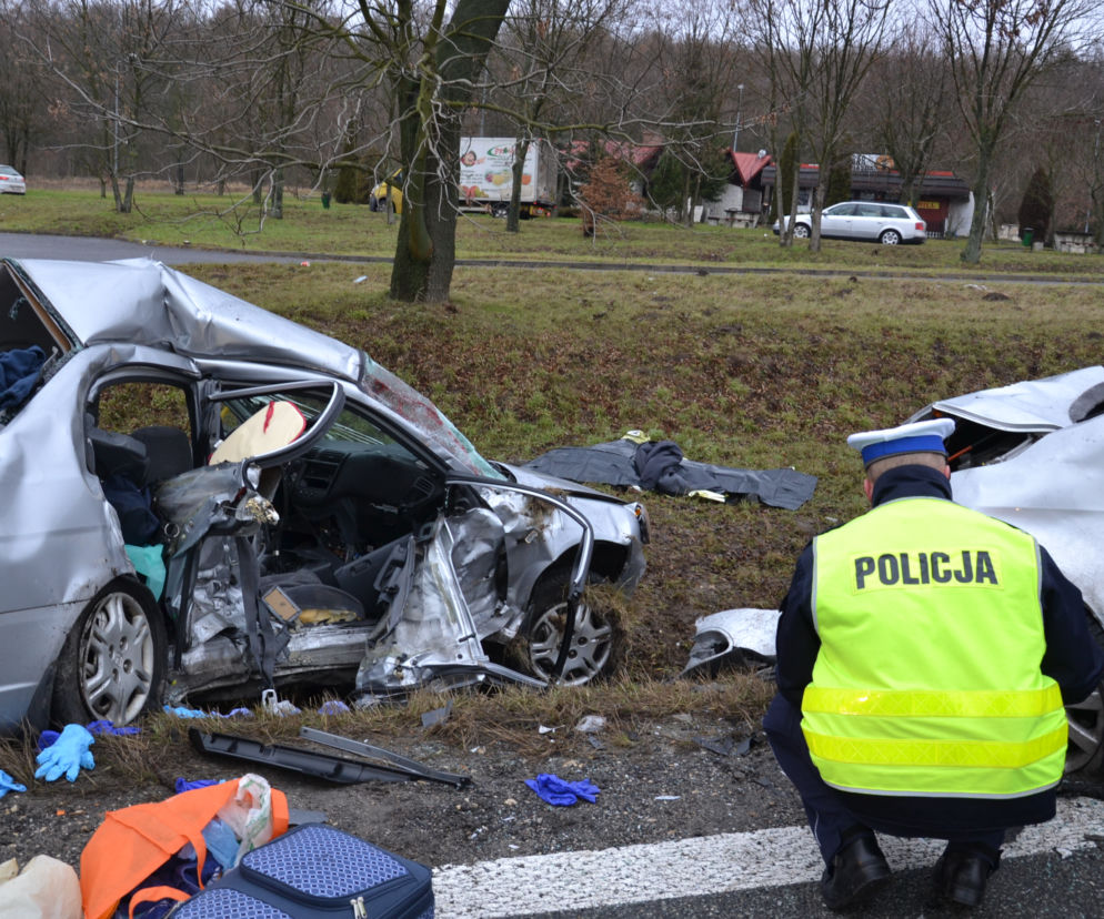 Książ Wielki. Tragiczny wypadek na DK-7. Nie żyją dwie osoby [ZDJĘCIA]