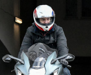 Hubert Urbański na motocyklu za prawie 100 tysięcy zł! Prowadzący Milionerów ma drogie hobby
