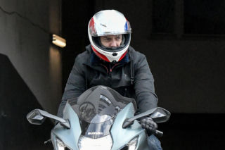 Hubert Urbański na motocyklu za prawie 100 tysięcy zł! Prowadzący Milionerów ma drogie hobby
