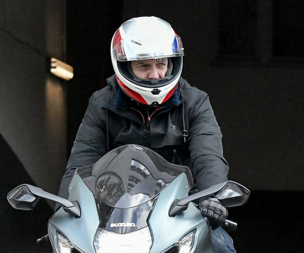 Hubert Urbański w kasku siedzi na motocyklu marki Suzuki. O pasji prowadzącego Milionerów przeczytasz na SE.