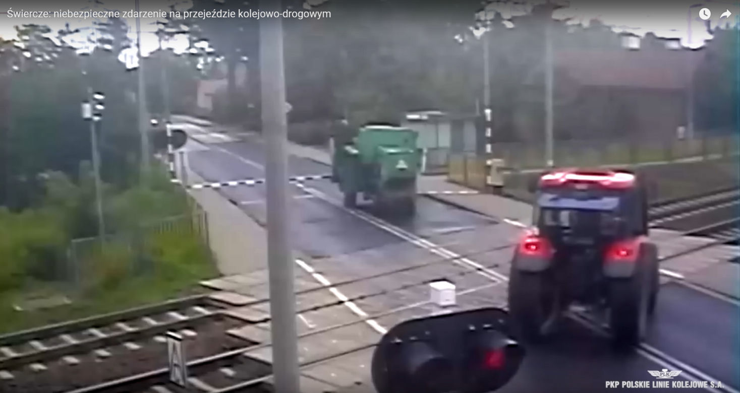 Groza na przejeździe kolejowym pod Pułtuskiem. Ciągnik wepchnął kombajn na tory! [ZDJĘCIA].
