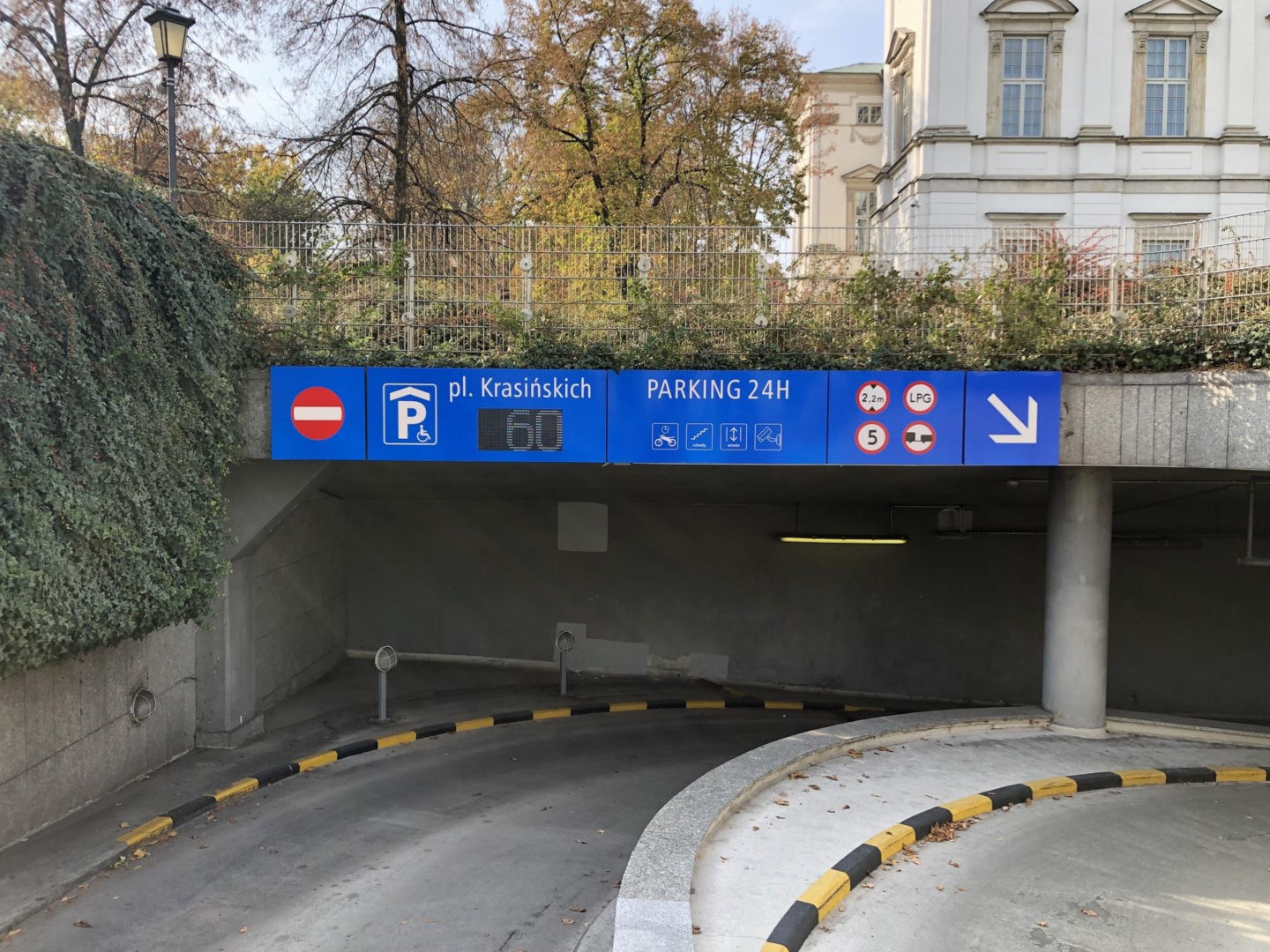 Parking podziemny przy Pl. Krasińskiego w Warszawie