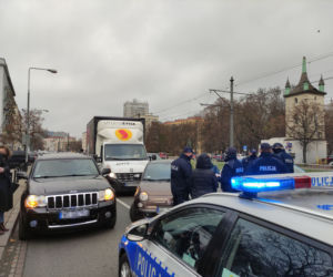 Ogromna awantura na ul. Puławskiej. Zablokowali furgonetkę antyaborcyjną 
