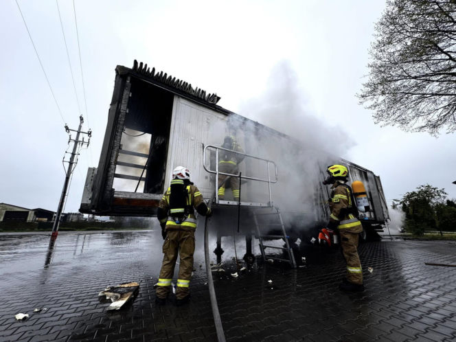 Gigantyczny pożar w Wielkopolsce! Płonie magazyn energii, ewakuowano 65 osób