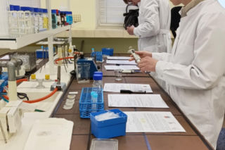 Fartuchy, probówki i prawdziwa nauka. Uczniowie z regionu opanowali Collegium Medicum w Bydgoszczy!