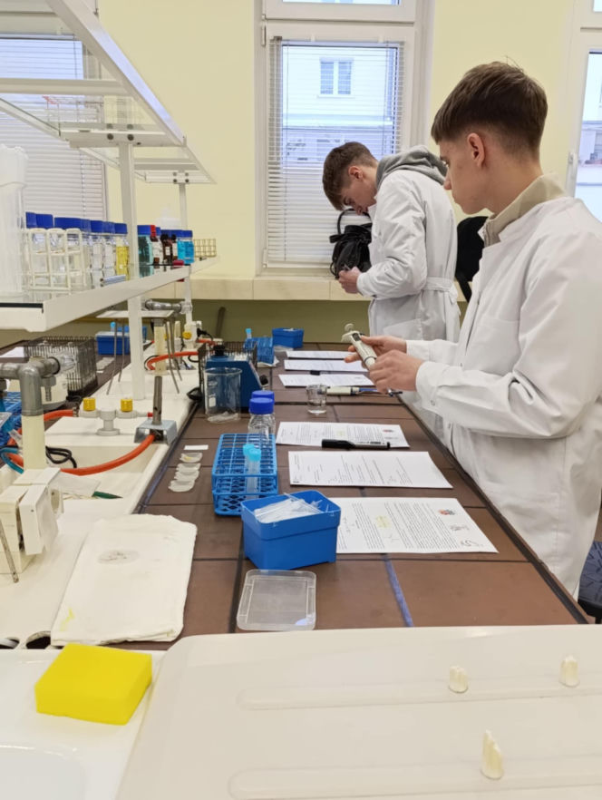 Fartuchy, probówki i prawdziwa nauka. Uczniowie z regionu opanowali Collegium Medicum w Bydgoszczy!