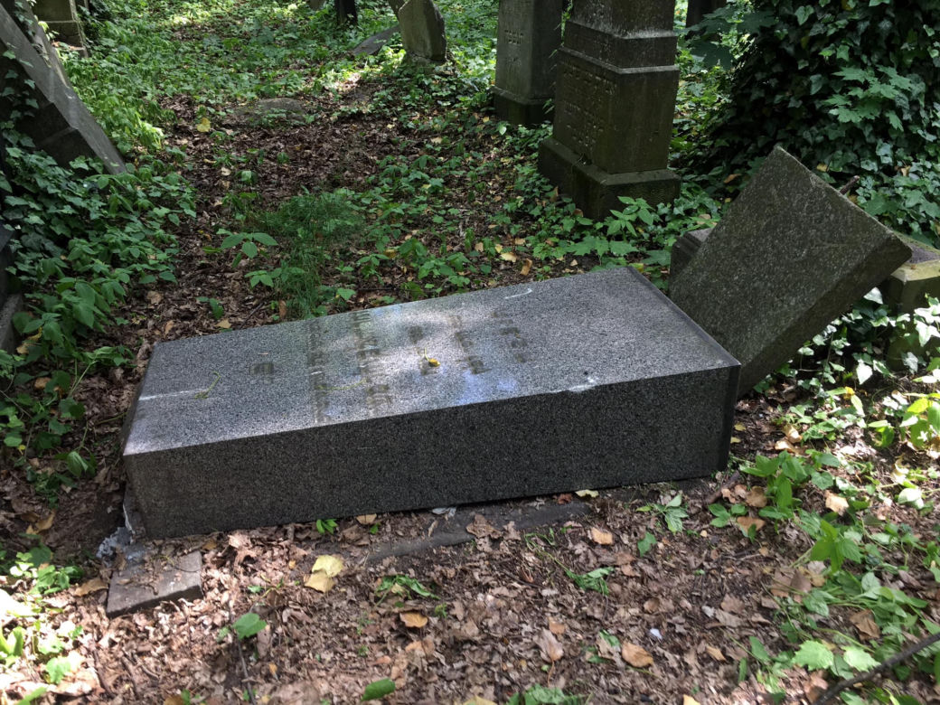 Zdewastowali zabytkowy cmentarz. Wandale zniszczyli 26 nagrobków