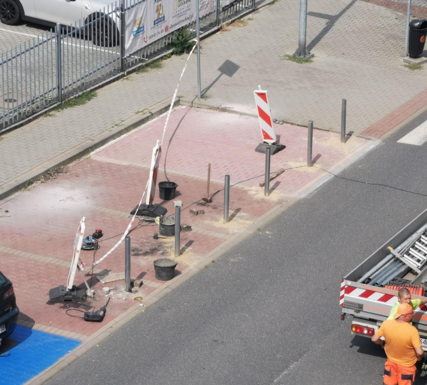 "Osłupkowany" samochód w Katowicach