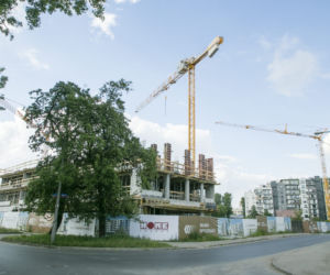 Robotnicy spadli z budowy