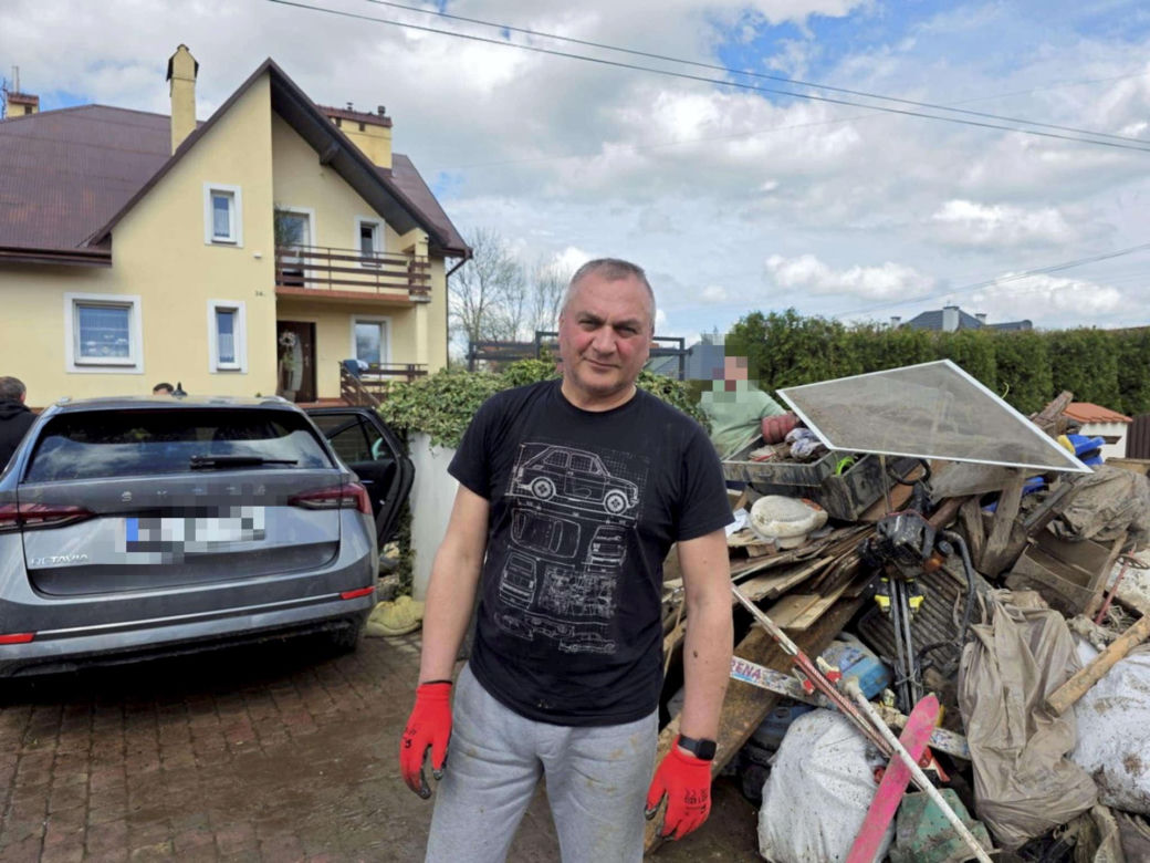 Woda wlewała się oknem do mieszkania