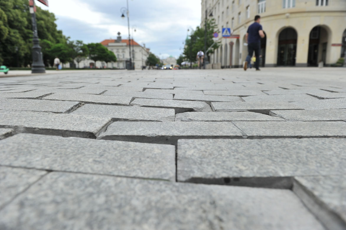 Kawałki Traktu Królewskiego można zabrać do domu. Reprezentatywne ulice stolicy są w opłakanym stanie!