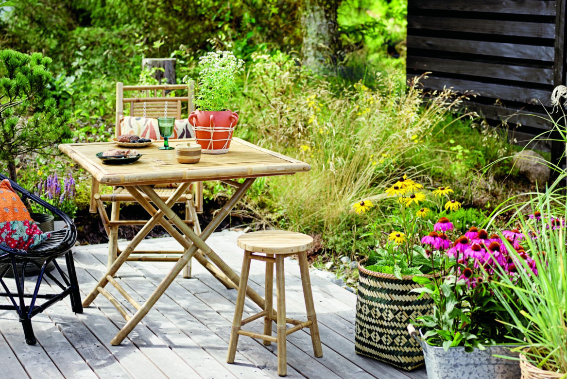 Taras i balkon w stylu boho – naturalnie z czernią