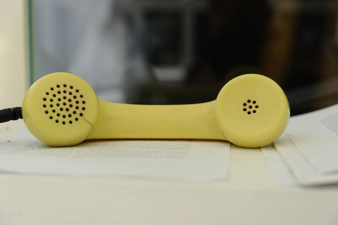 Tutaj porozmawiasz ze zmarłą osobą. Wyjątkowa budka telefoniczna w Warszawie