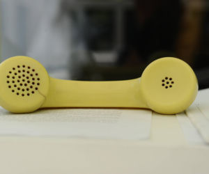 Tutaj porozmawiasz ze zmarłą osobą. Wyjątkowa budka telefoniczna w Warszawie