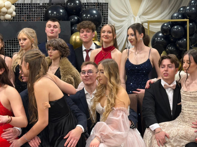 Studniówka pełna blasku i emocji! Tak bawili się maturzyści II LO w Bydgoszczy [ZDJĘCIA]