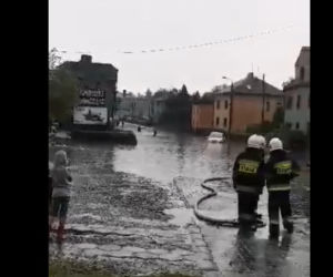 Potężne burze na Śląsku. Gigantyczna ulewa zalała ulice w Pszowie w powiecie wodzisławskim [ZDJĘCIA, WIDEO]