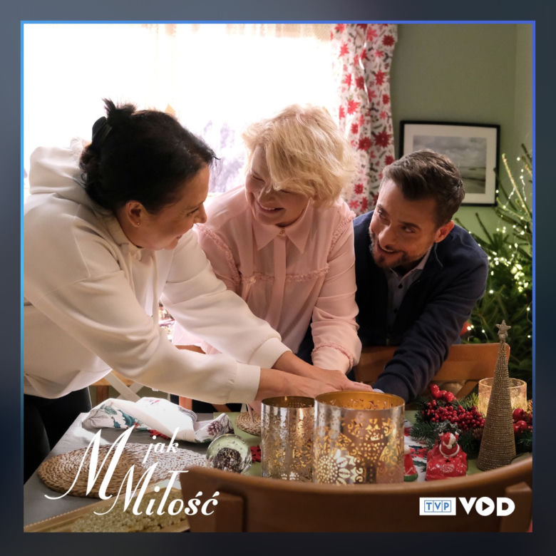 M jak miłość świąteczny odcinek specjalny. Wigilia Mostowiaków. Marysia (Małgorzata Pieńkowska), Marta (Dominika Ostałowska), Marek (Kacper Kuszewski)