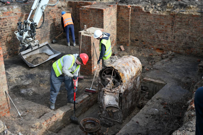 W piwnicy przedwojennej kamienicy znaleziono maszynę do palenia kawy