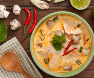 Zupa tajska z kurczakiem – przepis na pyszną i rozgrzewającą zupę z mlekiem kokosowym