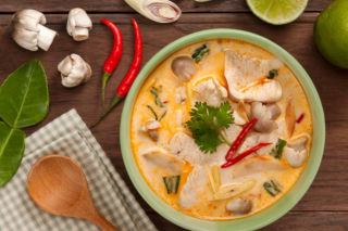 Zupa tajska z kurczakiem – przepis na pyszną i rozgrzewającą zupę z mlekiem kokosowym