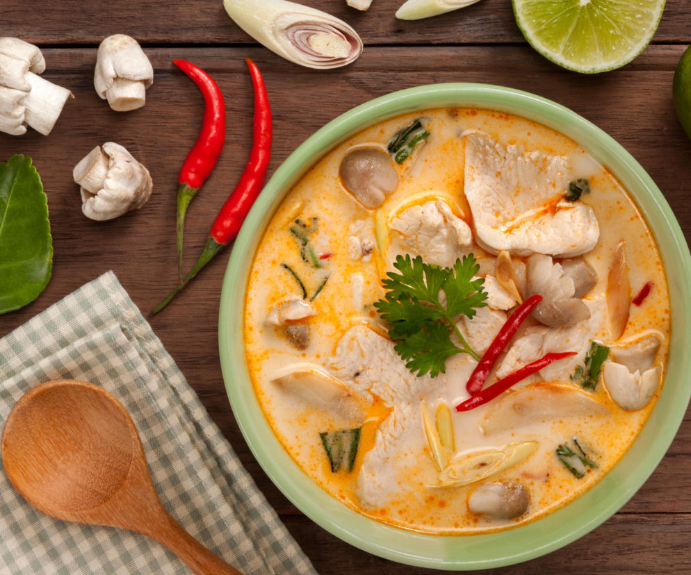 Zupa tajska z kurczakiem – przepis na pyszną i rozgrzewającą zupę z mlekiem kokosowym