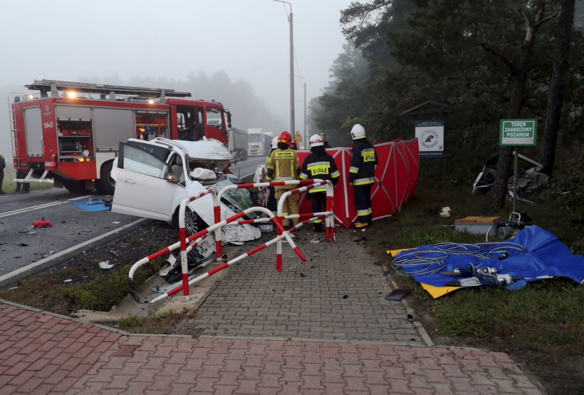 Śmiertelny wypadek w Ostrzeszowie! Trzyosobowa rodzina wjechała pod tira 